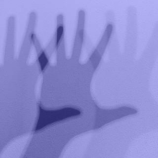 Monochrome shadows of a hand Symbolfoto