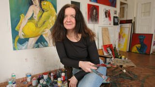 Die Dresdner Malerin Angela Hampel 2006 in ihrem Atelier. Auch über 30 Jahre nach der Wende geht ein unsichtbarer Riss durch die deutsche Kunstszene. Noch immer werden viele Kunstschaffende mit Ostbiografie auf ihre DDR-Herkunft reduziert.