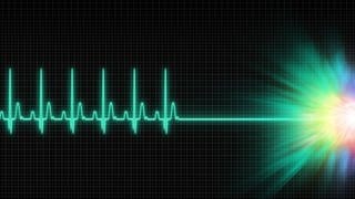 EKG endet in Nullinie und geht dann in ein Leuchten über (Symbolbild): Manche Menschen berichten nach einer Reanimation über Nahtoderlebnisse – außerkörperliche Erfahrungen etwa oder Licht am Ende eines Tunnels. Was weiß die Wissenschaft über das Phänomen?