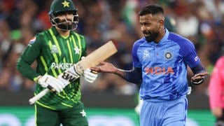 Indiens Hardik Pandya (rechts) und  Pakistans Mohammad Nawaz (links) während des T20 World Cup Cricket-Spiels zwischen Indien und Pakistan in Melbourne, Australien, im Oktober 2022: Seit Jahrzehnten übertragen sich die Spannungen zwischen den Erzfeinden Indien und Pakistan aufs Spielfeld. 