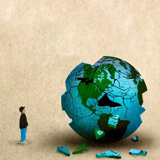 Symbolbild: Ein Junge steht vor einer kaputten Erde