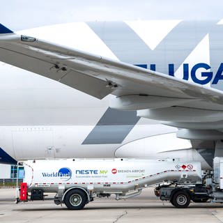Am Flughafen wird ein Airbus mit dem nachhaltigem Kraftstoff «Sustainable Aviation Fuel» (SAF) befüllt. 