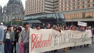 Gegen die Abschiebung von ehemaligen DDR-Vertragsarbeitern richtete sich eine Demonstration am 11.6.1992 in Berlin. Zu der Kundgebung, zu der die PDS und Bündnis 90 aufgerufen hatten, waren jedoch nur rund 100 Ausländer, die meisten davon Vietnamesen, gekommen.