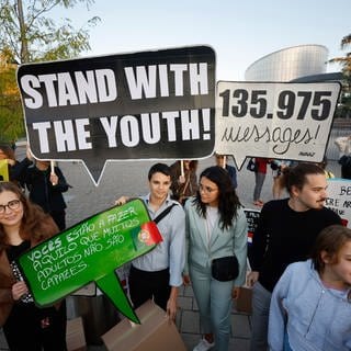 Sechs Jugendliche aus Portugal protestieren vor dem Europäischen Gerichtshof für Menschenrechte. 