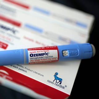 Eine Spritze des Diabetesmedikaments Ozempic liegt auf Medikamentenschachtel.
