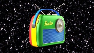 Podcast "Radio macht Geschichte": Cover | So wie das Radio in den letzten 100 Jahren das Leben der Menschen mitgeprägt hat, so ist das Radio selbst immer auch mit der Zeit gegangen. Das erzählt der 15-teilige Podcast "Radio Macht Geschichte", produziert von MDR, SWR und RBB, die sich aus Anlass des 100-jährigen Geburtstags des Radios für diese außerordentliche Produktion zusammengetan haben.