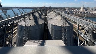 Getreidesilos im Seehafen Konstanza am Schwarzen Meer. Hier wird das Getreide entweder direkt auf große Schiffe verladen oder einige Tage zwischengelagert. Die Firma Comvex betreibt den größten Getreideterminal im Hafen. Allein Comvex schlägt so viel Getreide, Mais und Ölsaaten um, dass die Silos zwei Mal im Monat geleert und wieder gefüllt werden. 