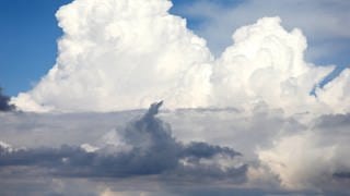 Wolkenhimmel über Iffezheim (Baden-Württemberg). Atmosphärenforscherin Mira Pöhlker und weitere Forschende versuchen herauszufinden, wie Wolken genau entstehen.