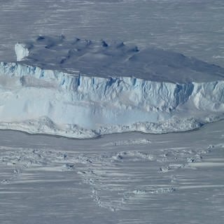 Ein im Meereis der Amundsensee gefangener Eisberg