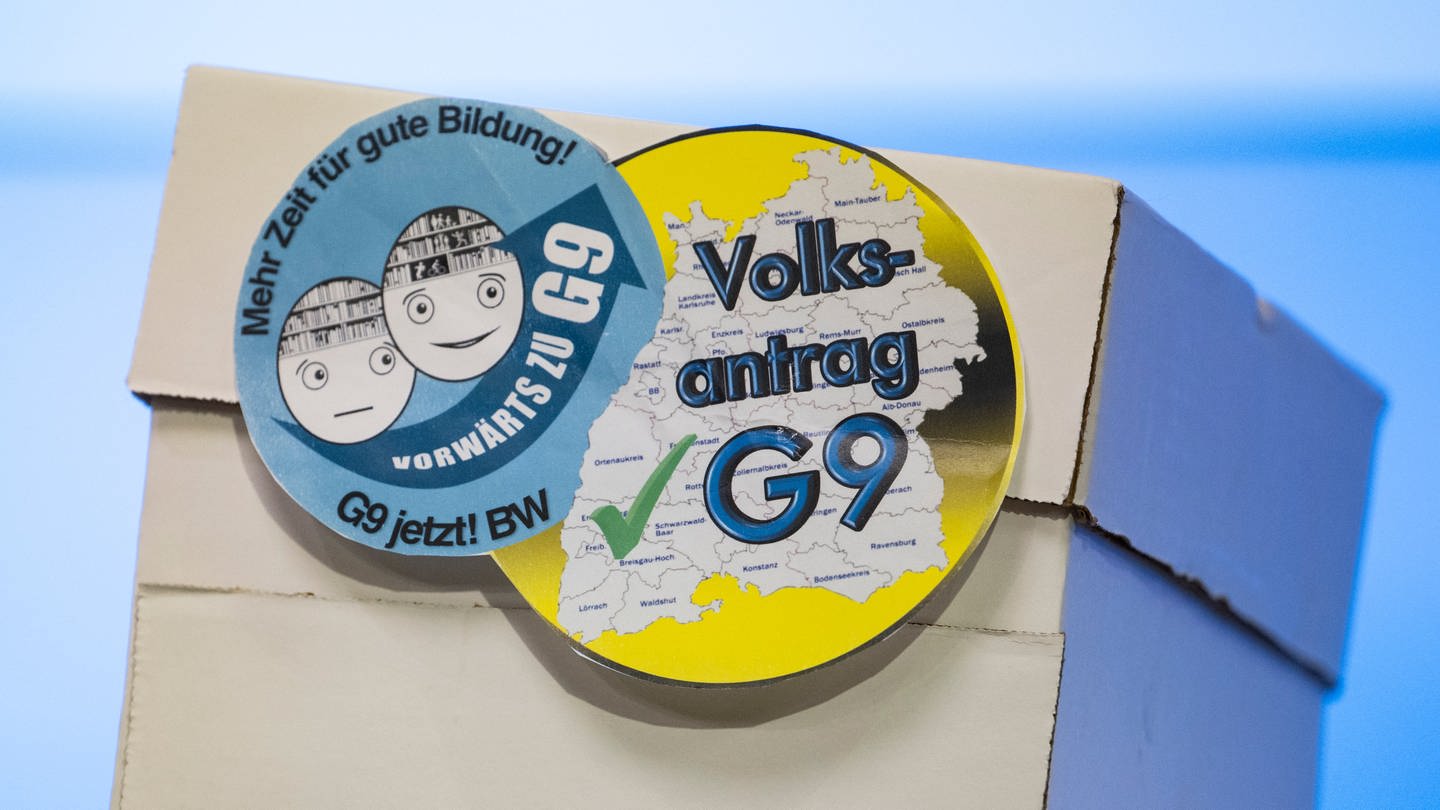 Ein Karton, in dem sich Unterschriftenlisten der Elternintiative „G9 Jetzt! BW“ befinden, steht auf einem Tisch.