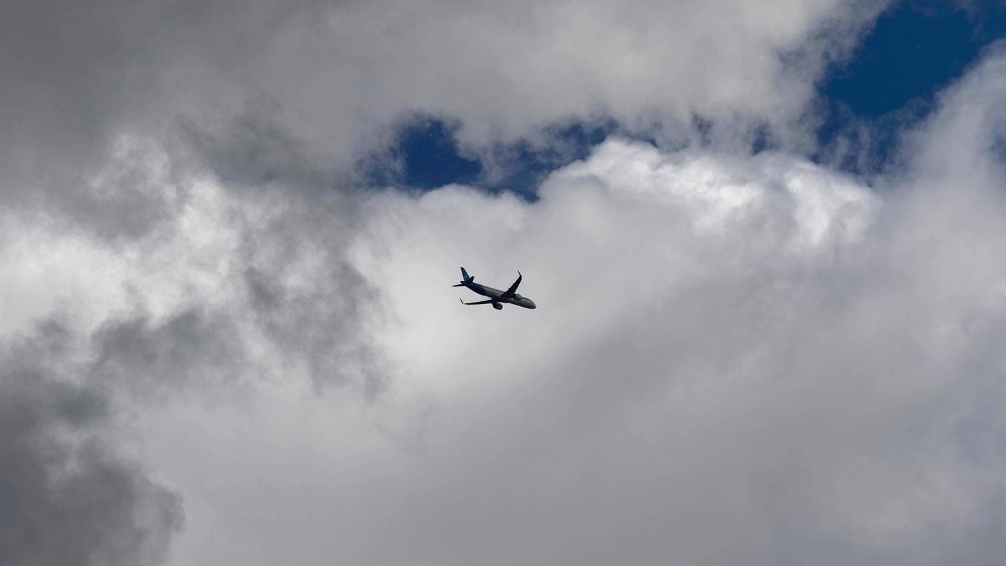 Passagierflugzeug in den Wolken.