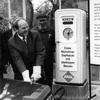 Die erste deutsche Zapfsäule für bleifreies Benzin nimmt am 05.05.1983 in München Oberbürgermeister Erich Kiesl in Betrieb.