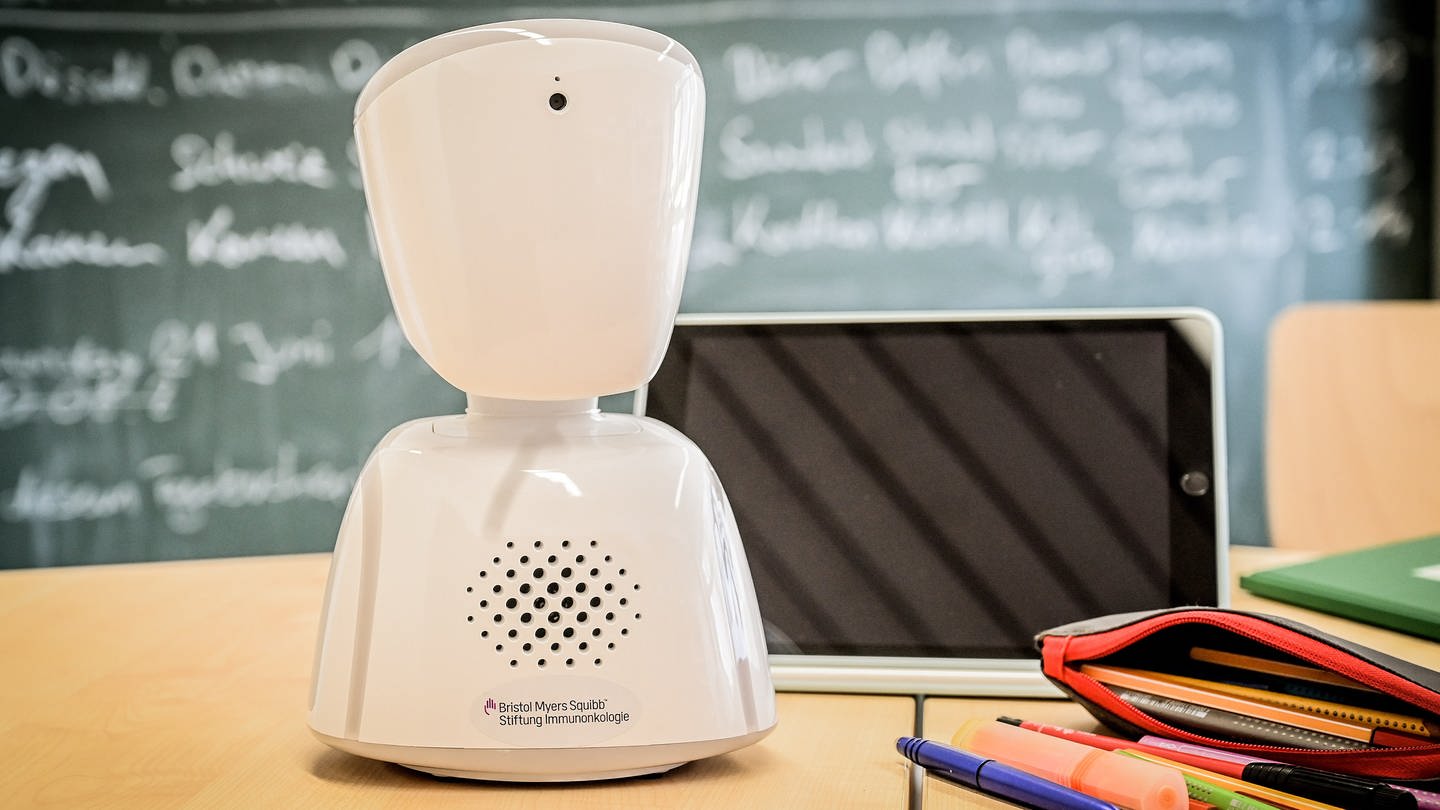 Die Klinikschule Ruhrlandschule arbeitet mit Avataren. Der Roboter ersetzt Schülerinnen und Schüler im Krankheitsfall im Klassenzimmer und sendet Ton und Bild aus dem Unterricht zum kranken Kind.