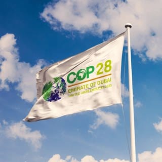 Flagge der COP28-Klimakonferenz. 