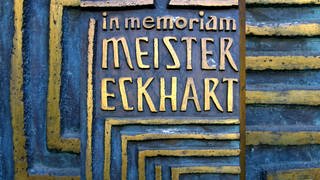 "In memoriam Meister Eckhart": Der Ausschnitt eines Bronzereliefs an der Predigerkirche in Erfurt erinnert an die Wirkungsstätte des Theologen und Philosophen Meister Eckhart (um 1260 - 13271328)