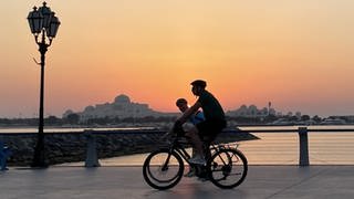 Zwei Teilnehmer der "Tour de Cop", mit dem Fahrrad zur Weltklimakonferenz in Dubai.