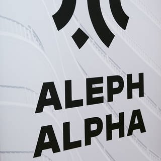 Logo und Schriftzug des deutschen Jungunternehmen "Aleph Alpha" im Bereich der künstlichen Intelligenz mit Sitz in Heidelberg.