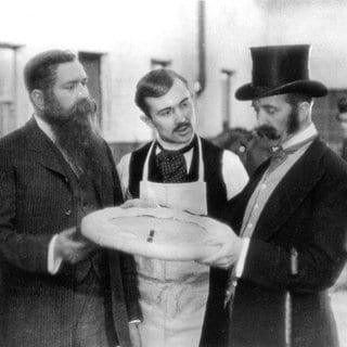 John Boyd Dunlop (l) mit dem ersten Luftreifen der Welt.