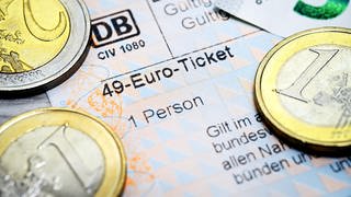 Obwohl wir beim Deutschlandticket de facto Geld sparen, sehen wir den Gewinn nicht. Darum verblasst die Wirkung schnell. Damit das Ticket handlungswirksam bleibt, rät der Verhaltensökonom Eric Johnson zu einer App, in der die Einsparung bei jeder Buchung im Vergleich zu vorher klar ersichtlich wird.