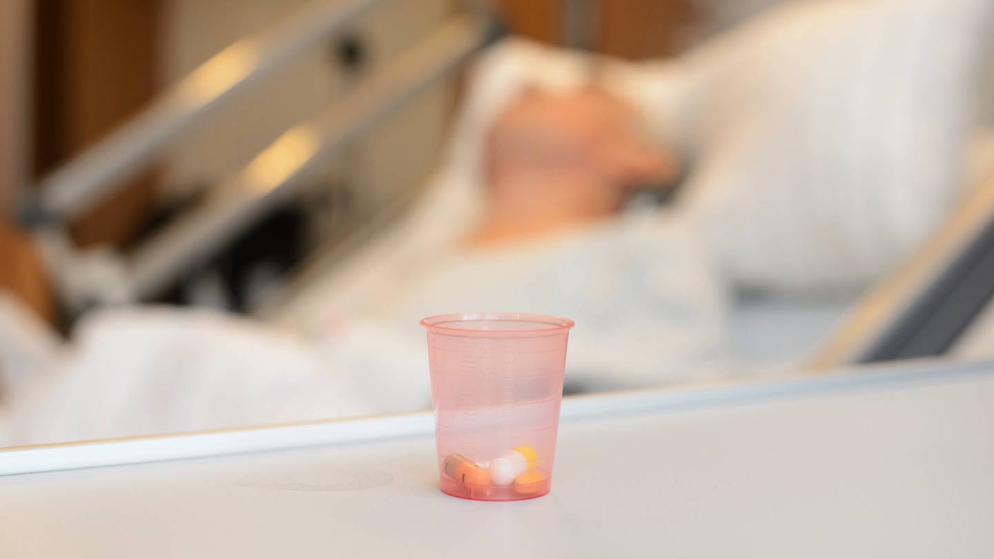 Schmerzstillende Medikamente am Patientenbett auf einer Palliativstation in einem Krankenhaus.