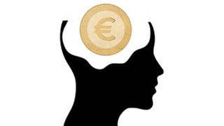Silhouette eines Kopfes mit Euromünze im Gehirn (Illustration): Die Ratio setzt oft aus, wenn es ums Geld geht. Bei kleinen Summen sind wir knauseriger als bei großen. Nicht ausgegebenes Geld beim Schnäppchenkauf verbuchen wir als Gewinn. Und bei zunehmenden Verlusten gehen wir erst recht ins Risiko. Warum ist das so?