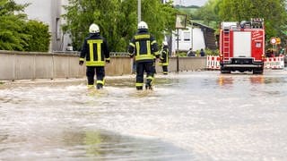 Nach einem heftigem Gewitter mit Starkregen sind Teile von Neu-Anspach - Westerfeld überflutet, der Bach Usa war über die Ufer getreten.