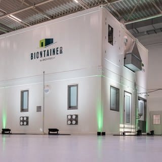 Ein Containern "Biontainer" steht in einer Produktionshalle des Pharma-Unternehmens Biontech. Er soll in Afrika eingesetzt werden, um dort damit vor Ort mRNA-Impfstoffe zu produzieren.