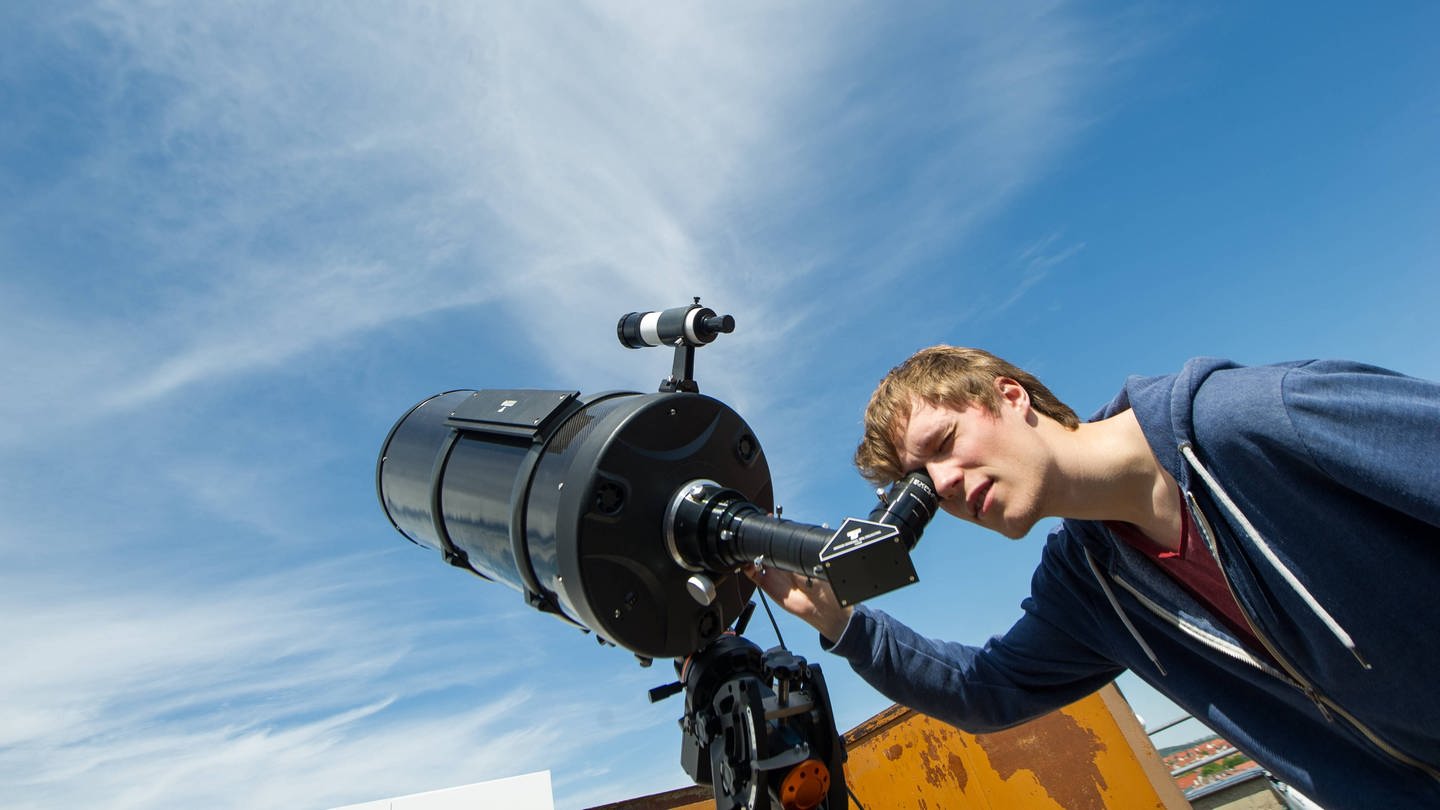 Ein Schüler schaut durch ein computergesteuertes Spiegelteleskop in der Astronomie-AG.