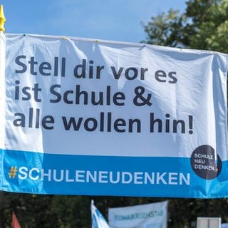 Fahne der Initiative Schule neu Denken. Auch Bob Blume ist der Meinung, dass sich in unserem Bildungssystem einiges ändern muss.