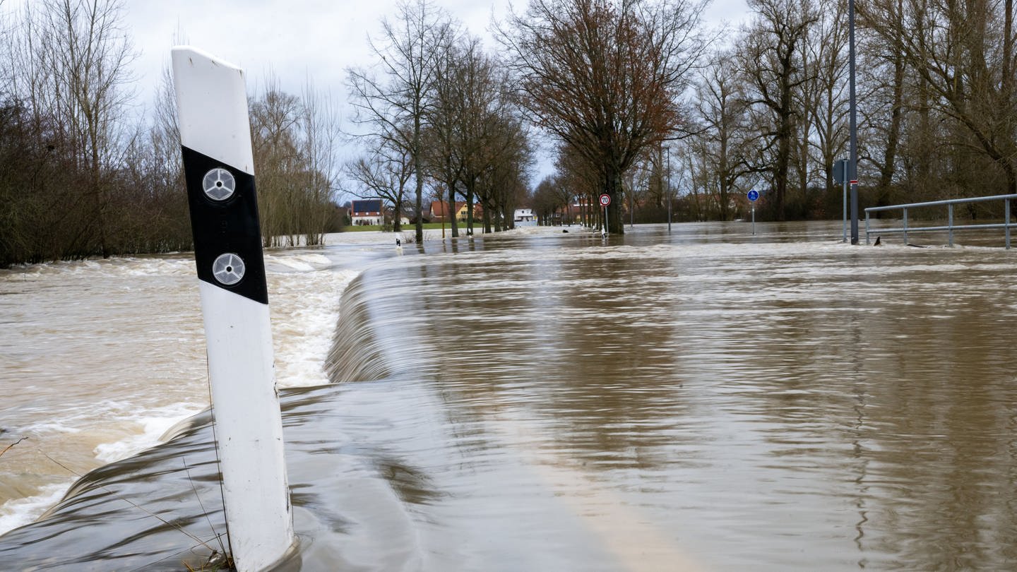 Eine Straße bei Ebing (Landkreis Bamberg) steht unter Wasser. Der Main führt Hochwasser. Die Hochwasserlage in Bayern hat sich etwas beruhigt. Der Hochwassernachrichtendienst (HND) spricht nicht mehr von einer angespannten Lage. «Wir werden das weiter beobachten, aber da es keinen maßgeblichen Niederschlagsinput gibt ist relativ absehbar, wie die Hochwasserwellen ablaufen werden», sagte ein Sprecher. Die Überflutungen würden sich nun vor allem an die Unterläufe, wie die Donau, den Oberen Main, dem Regen sowie der Fränkischen Saal verlagern.