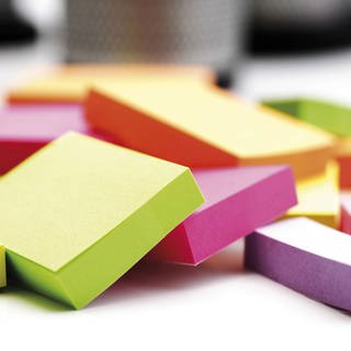 Farbe organisiert den Büroalltag - PostIts in verschiedenen Farben