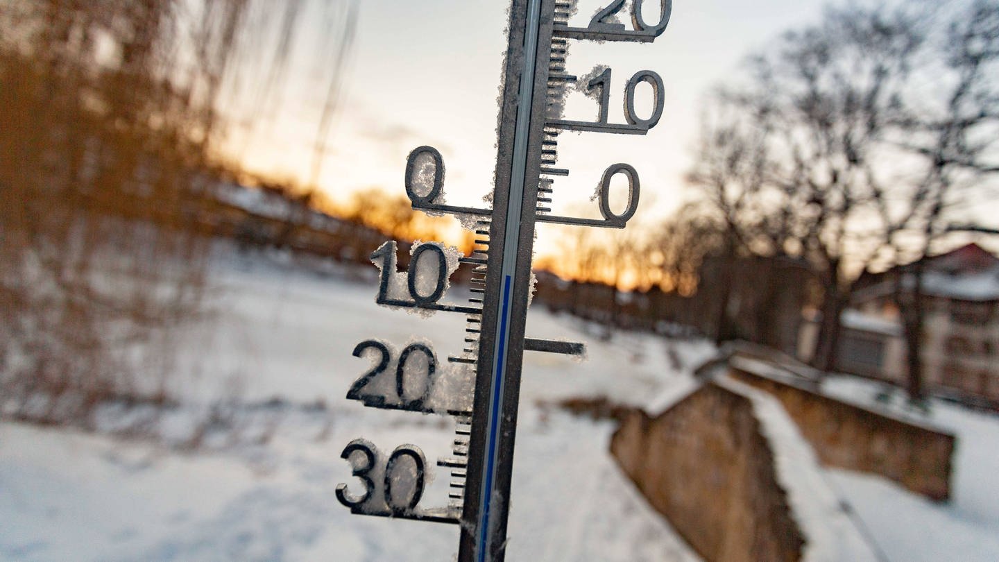 Ein Außenthermometer zeigt -6 Grad an.