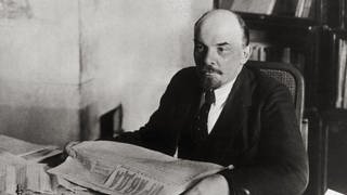 Porträt von Wladimir Iljitsch Lenin (1870 - 1924), russischer Revolutionär und Politiker, am Schreibtisch sitzend (Foto, 1918)
