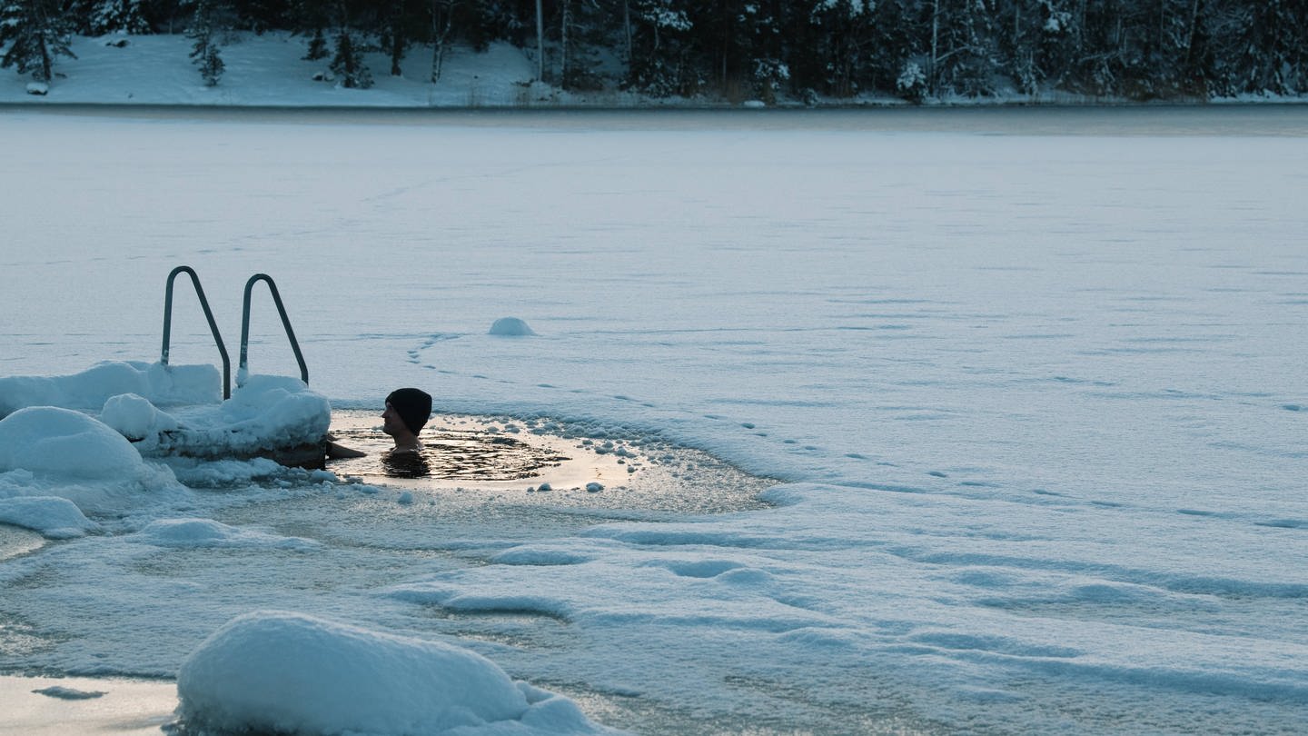 Symbolfoto: Ein Mann in der gefrorenen Ostsee