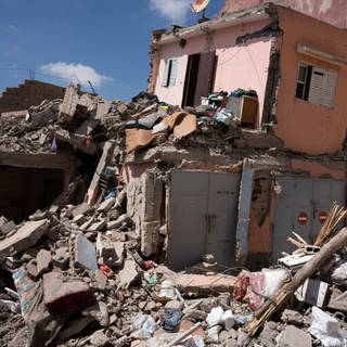 Marokko: Ein völlig zerstörtes Haus im kleinen Dorf Amizmiz