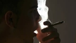 Ein Jugendlicher, der einen Joint raucht