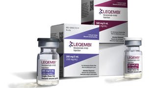 Fläschchen und Verpackungen für das Alzheimer-Medikament Leqembi mit dem Wirkstoff Lecanemab. Lecanemab wurde durch die Pharmaunternehmen Eisai (Japan) und Biogen (USA) entwickelt und wird von diesen Unternehmen auch vertrieben, zunächst allerdings nur in den USA.