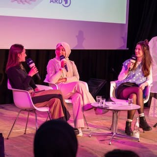 Sina Kürtz, Urooba Aslam und Julia Nestlen beim SWR Podcasfestival 2024 in Mannheim. Aufzeichnung von "Fakt ab! Eine Woche Wissenschaft"