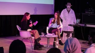 Die beiden Hosts Sina Kürtz und Jilia Nestlen vom Podcast "Fakt ab! Eine Woche Wissenschaft" auf dem SWR Podcastfestival in Mannheim