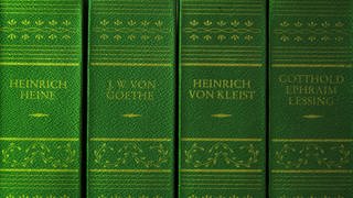 Alte Bücher mit grünem Einband oder Buchschnitt werden auf das giftige Arsen geprüft.