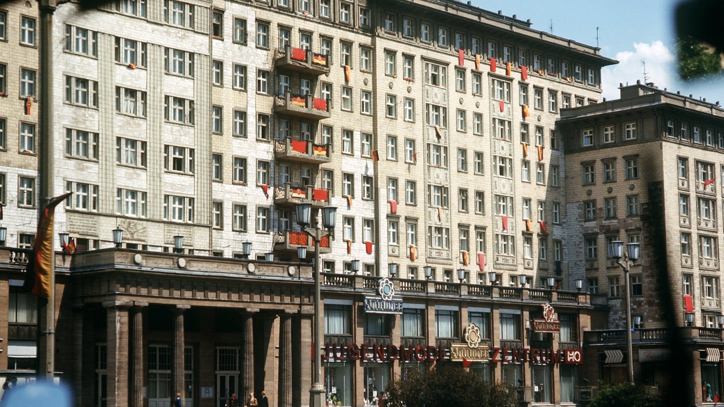 Gebäude in der Karl-Marx-Allee (ehemals Stalin-Allee) in Ost-Berlin