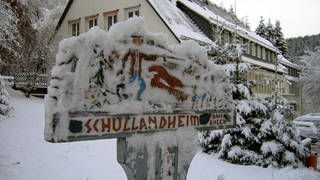 Schild mit Schriftzug "Schullandheim Haus Ahlen" in Winterberg