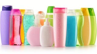 In Shampoos oder Sonnenmilch stecken Chemikalien, die wie Hormone wirken. Experten warnen, dass Krankheiten wie Diabetes, Fettleibigkeit, Brust- und Hodenkrebs, die mit einem gestörten Hormonsystem zu tun haben, zunehmen.