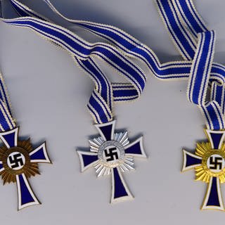 Neue Dauerausstellung "Buchenwald", drei Varianten des "Mutterkreuz"
