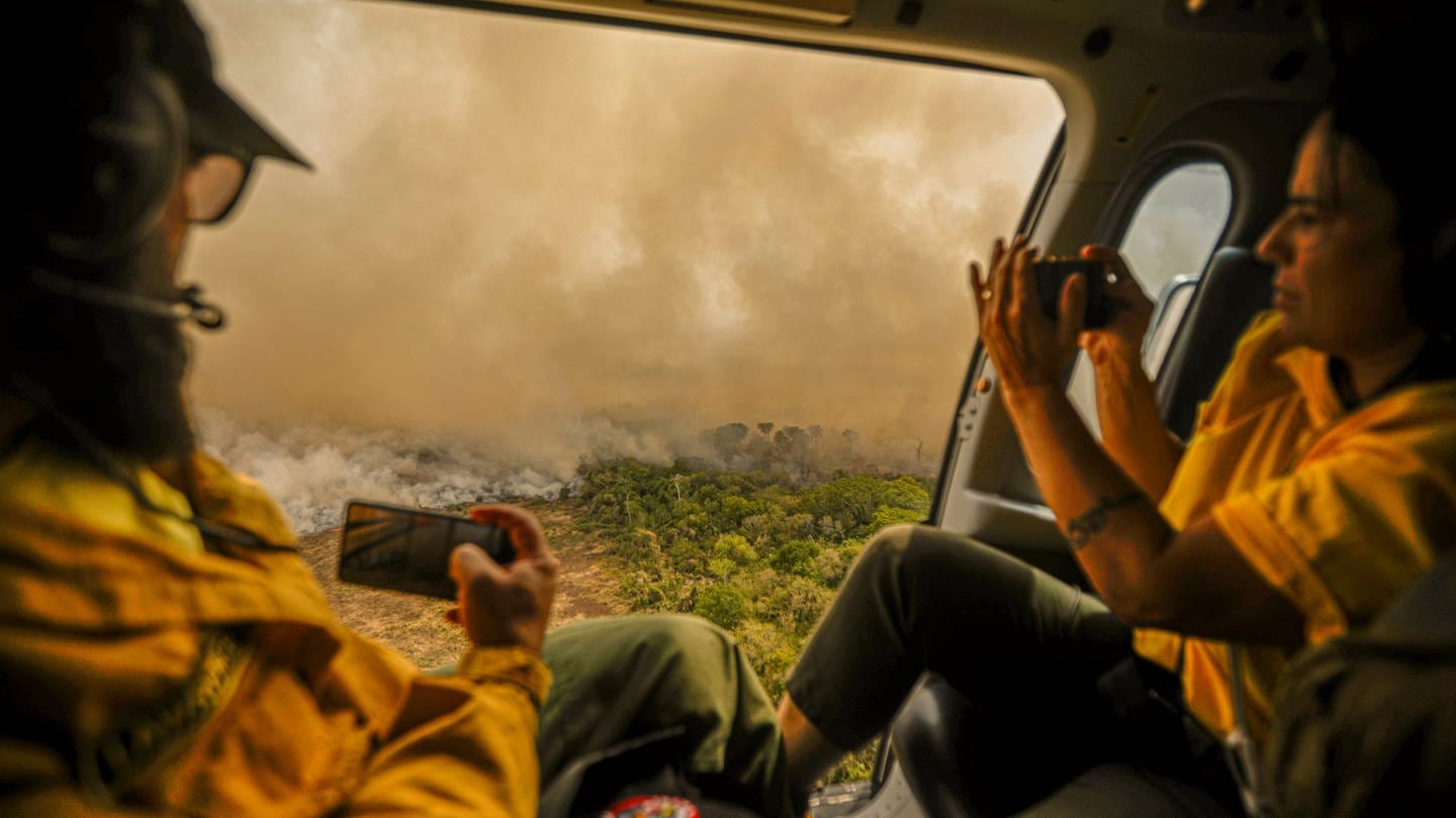 Mitarbeiter der brasilianischen Umweltbehörde Ibama überfliegen einen Waldbrand im Pantanal, einem der größten Binnenland-Feuchtgebiete der Welt.