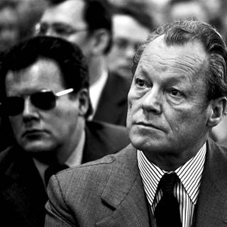 Bundeskanzler Willy Brandt und Günter Guillaume (hinten links, mit dunkler Brille) bei einer Veranstaltung der Braunschweigschen Kohlen Bergwerke (BKB) am 8. April in Helmstedt