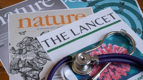 Wissenschaftliche Zeitschriften: The Lancet, Nature und Science mit einem Stethoskop