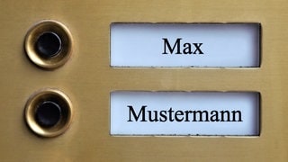 Klingelschild mit Max und Mustermann