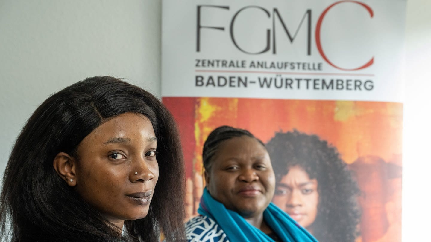 Vera Sompon (rechts), Leiterin der zentralen Anlaufstelle für Opfer von weibliche Genitalverstümmelung des Landes Baden-Württemberg, steht neben der Betroffenen Beauty Osamede. In der Beratunsgstelle wird Betroffenen geholfen und sie werden an ein Netzwerk aus Beratungsstellen aus Medizin und Sozialdiensten vermittelt.