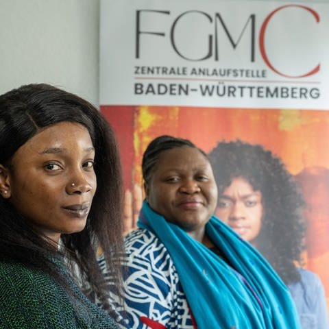 Vera Sompon (rechts), Leiterin der zentralen Anlaufstelle für Opfer von weibliche Genitalverstümmelung des Landes Baden-Württemberg, steht neben der Betroffenen Beauty Osamede. In der Beratunsgstelle wird Betroffenen geholfen und sie werden an ein Netzwerk aus Beratungsstellen aus Medizin und Sozialdiensten vermittelt. 